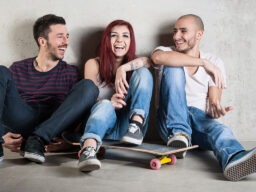 beratung-offenen-settings-happy-friends-skateboard